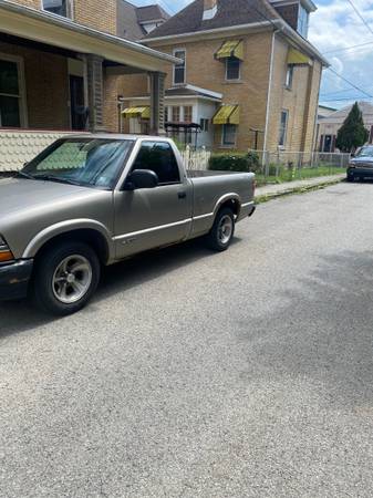1999 Chevrolet S-10 LS — photo 3