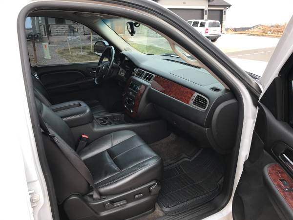 2009 Chevrolet Suburban 1500 LS — photo 2