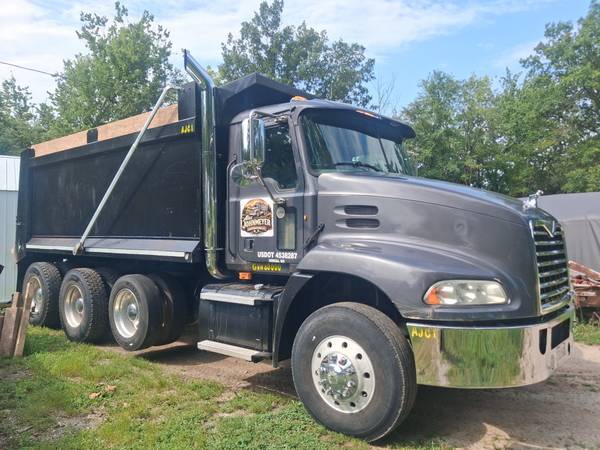 2013 Nissan Mack Dump — photo 1