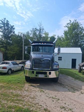 2013 Nissan Mack Dump — photo 2