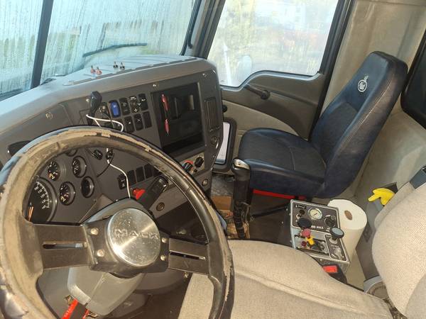 2013 Nissan Mack Dump — photo 8