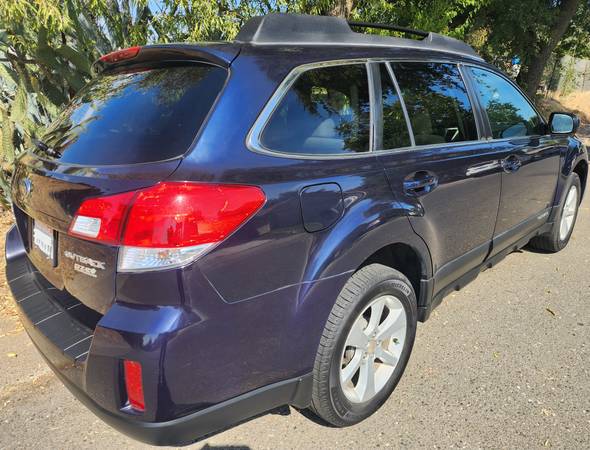 2013 Subaru Outback 3.6R Limited 4dr All-wheel Drive Automatic — photo 2