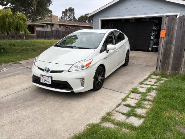 2015 Toyota Prius Two 5dr Hatchback CVT — photo 2