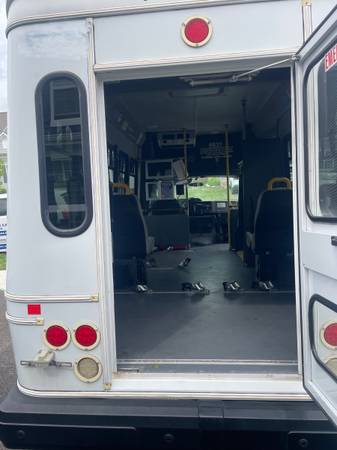 2018 Ford E350 Paratransit — photo 10