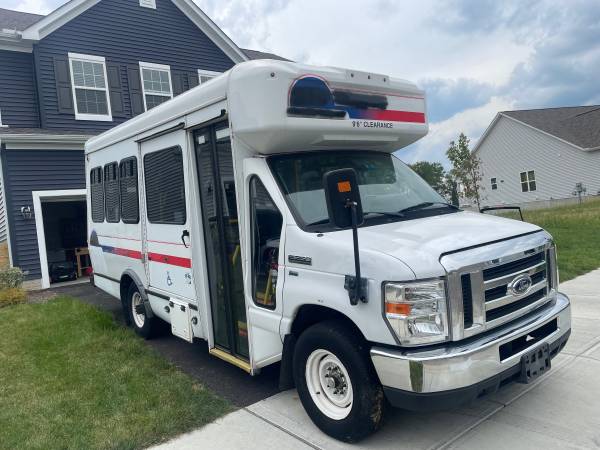 2018 Ford E350 Paratransit — photo 1