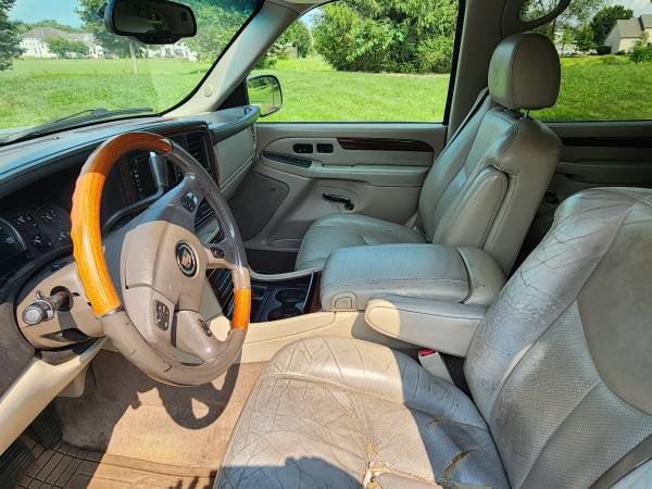 2004 Cadillac Escalade Base 4x2 Automatic — photo 10