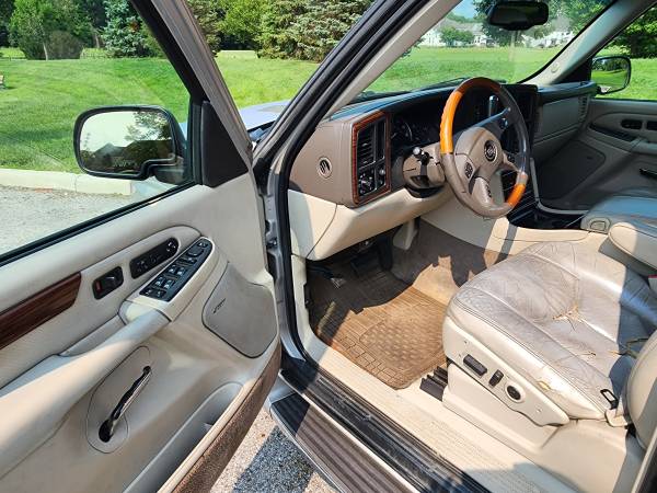 2004 Cadillac Escalade Base 4x2 Automatic — photo 9