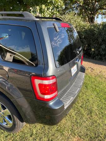 2009 Ford Escape XLS 4dr 4x4 Automatic — photo 3