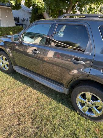 2009 Ford Escape XLS 4dr 4x4 Automatic — photo 2