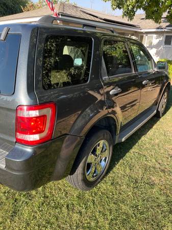 2009 Ford Escape XLS 4dr 4x4 Automatic — photo 4