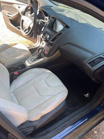 2016 Ford Focus Titanium 4dr Sedan Automatic — photo 11