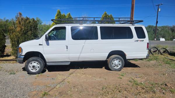 2005 Ford E 350 Super Duty XLT Wagon Automatic — photo 2
