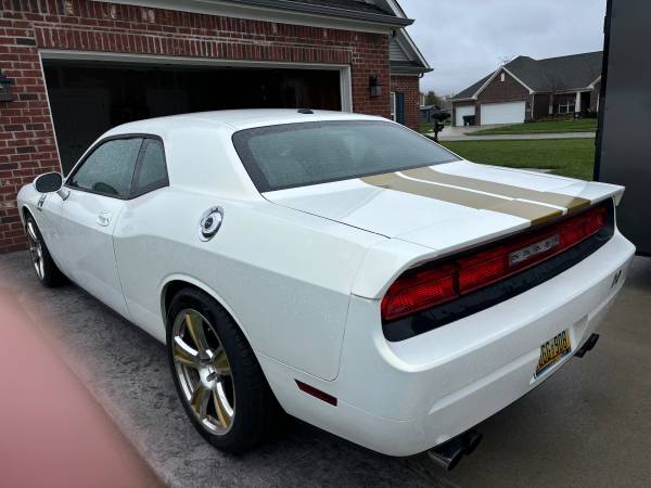 2009 Dodge Challenger SRT8 — photo 3