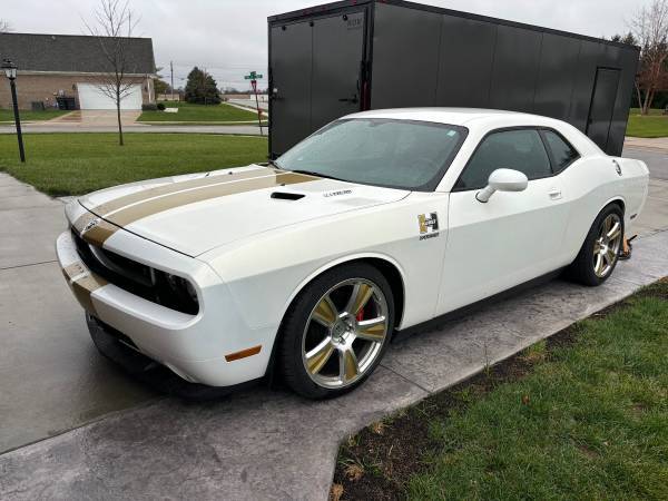 2009 Dodge Challenger SRT8 — photo 1