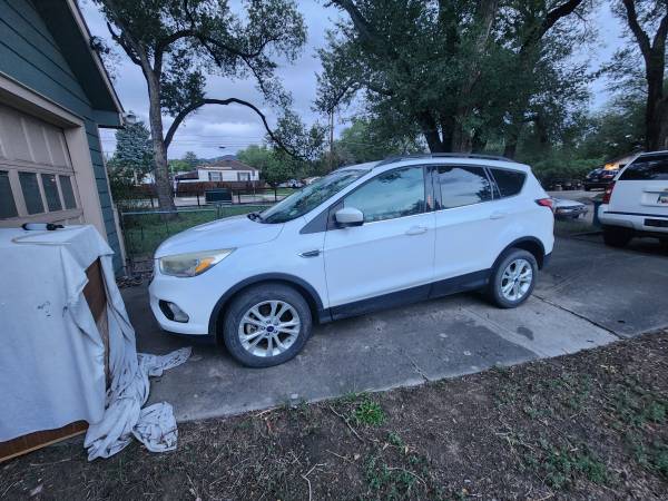 2018 Ford Escape SE 4dr 4x4 Automatic — photo 4