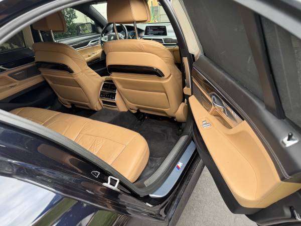 2017 BMW 750 i xDrive — photo 12