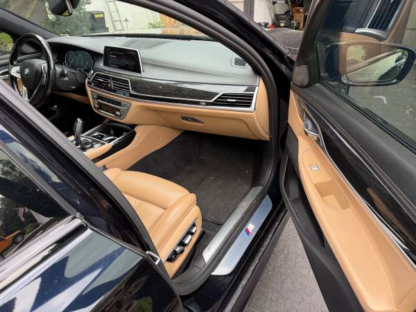 2017 BMW 750 i xDrive — photo 11
