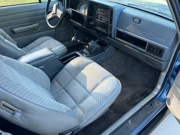 1989 Jeep Cherokee Base 4dr SUV — photo 8