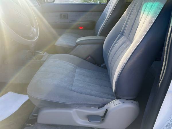2000 Toyota Tacoma Base — photo 1