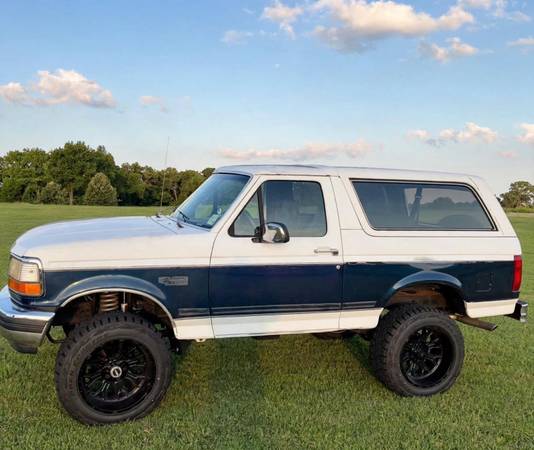 1992 Ford Bronco Base 2dr XLT 4WD SUV — photo 1