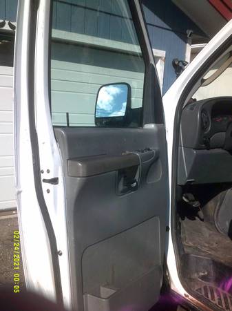 2004 Ford E 350 Super Duty XL Wagon Automatic — photo 11