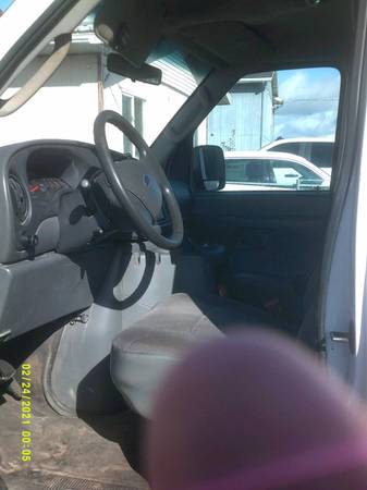 2004 Ford E 350 Super Duty XL Wagon Automatic — photo 12