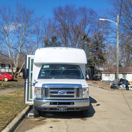 2019 Ford Econoline Super — photo 1