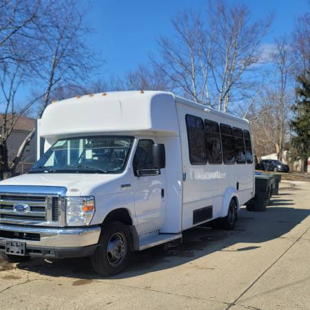2019 Ford Econoline Super — photo 2