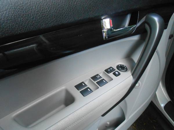 2013 KIA Sorento LX — photo 8