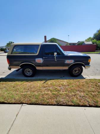 1989 Ford Bronco Base 2dr XLT 4WD SUV — photo 2