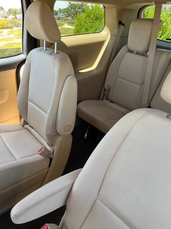 2015 KIA Sedona LX Passenger Van — photo 9