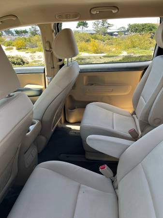 2015 KIA Sedona LX Passenger Van — photo 8