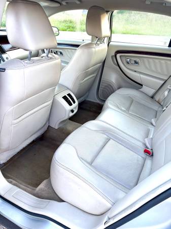 2012 Ford Taurus Limited — photo 8