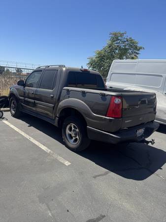 2005 Ford Explorer Sport Trac XLS 4dr 4x4 Automatic — photo 1