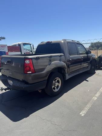 2005 Ford Explorer Sport Trac XLS 4dr 4x4 Automatic — photo 3