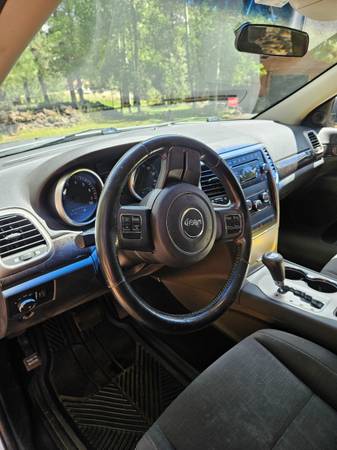 2011 Jeep Grand Cherokee Laredo 4dr 4x2 Automatic — photo 9