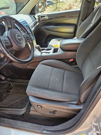 2011 Jeep Grand Cherokee Laredo 4dr 4x2 Automatic — photo 8