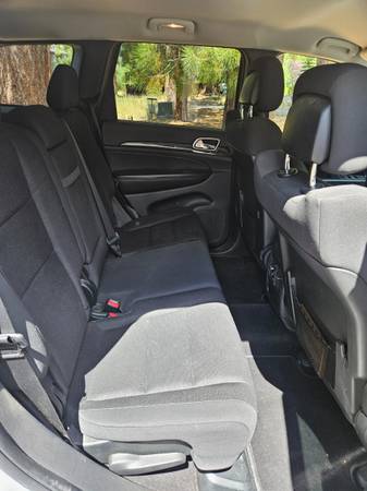 2011 Jeep Grand Cherokee Laredo 4dr 4x2 Automatic — photo 6