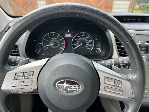 2011 Subaru Outback 2.5i Limited 4dr All-wheel Drive CVT — photo 11