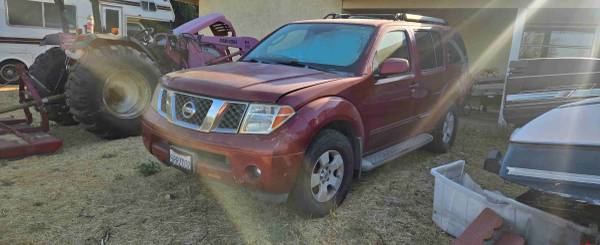 2005 Nissan Pathfinder SE — photo 2
