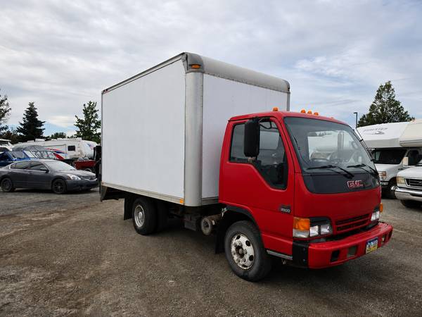 2004 Isuzu Box Truck — photo 1