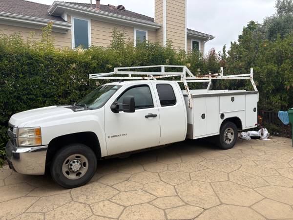 2008 Chevrolet Suburban 2500 LT 4x2 Automatic — photo 1