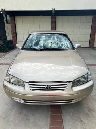 1999 Toyota Camry LE 4dr Sedan Automatic — photo 4