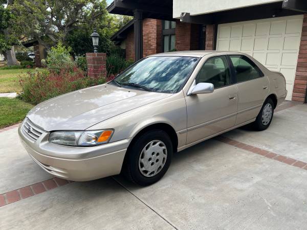 1999 Toyota Camry LE 4dr Sedan Automatic — photo 1