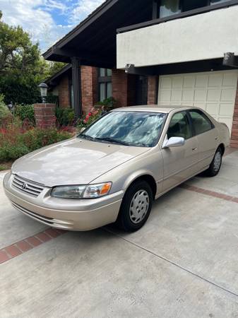 1999 Toyota Camry LE 4dr Sedan Automatic — photo 2