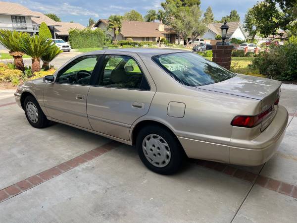 1999 Toyota Camry LE 4dr Sedan Automatic — photo 3
