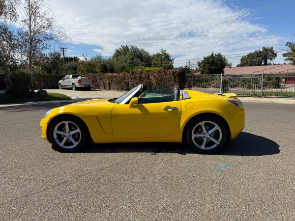 2007 Saturn SKY Base 2dr Convertible Manual — photo 2
