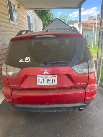 2011 Mitsubishi Outlander SE 4dr 4x4 CVT — photo 2