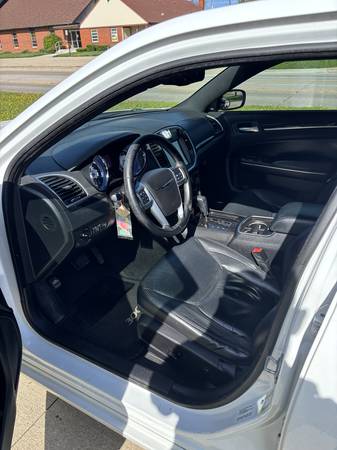 2011 Chrysler 300 Limited 4dr Rear-wheel Drive Sedan Automatic — photo 3