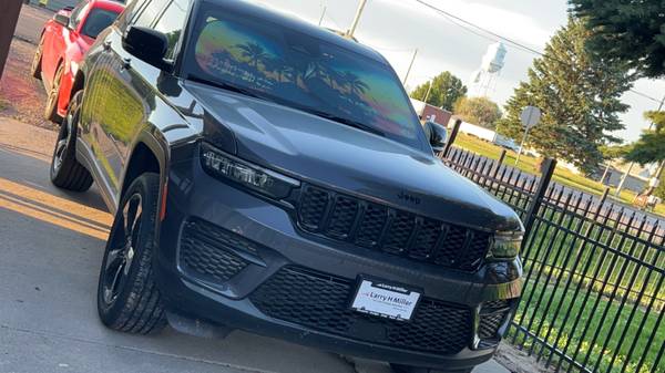 2023 Jeep Grand Cherokee Laredo 4dr 4x2 Automatic — photo 2